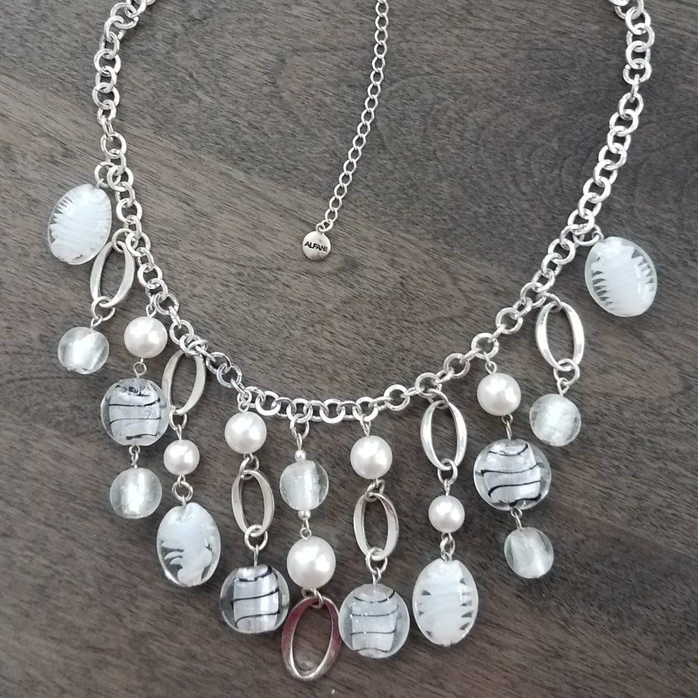 NWOT ALFANI Dangled necklace